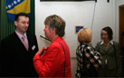 Bosnien-Hercegovinas ambassadör Darko Zelenika med debattdeltagarna, mingel, Paneldebatten ”Bosnien i EU” [Foto: Haris T.]